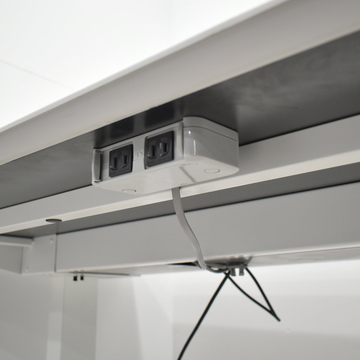 【中古】オカムラ　スイフト　ミーティングテーブル　コンセントタップ１か所付　コントロールレバータイプ　幅1800　2026020404【中古オフィス家具】