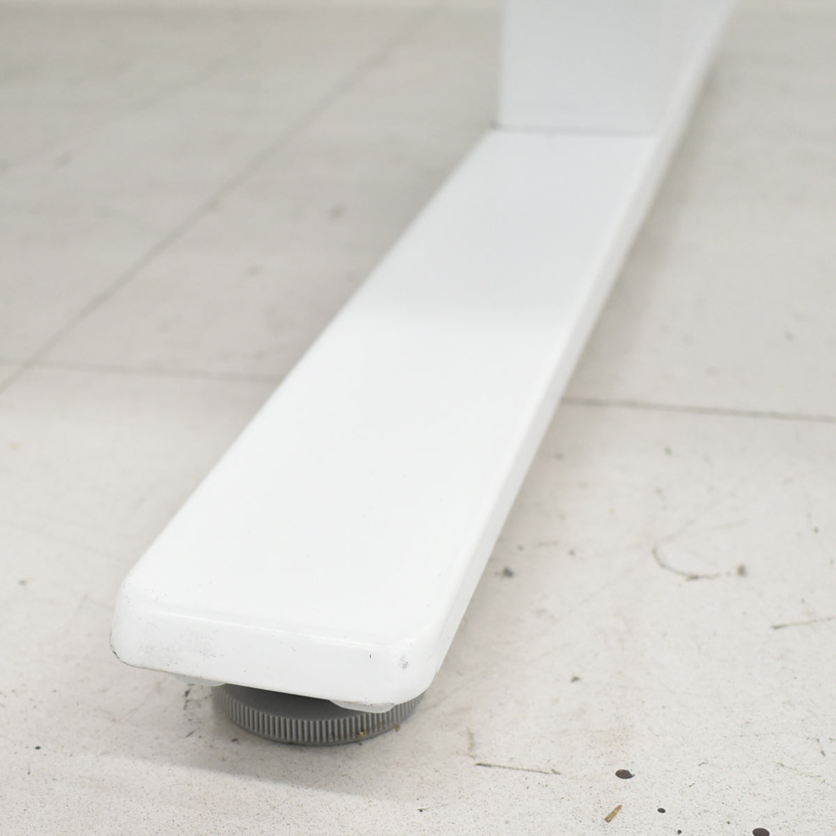 【中古】オカムラ　スイフト　ミーティングテーブル　コンセントタップ１か所付　コントロールレバータイプ　幅1800　2026020404【中古オフィス家具】