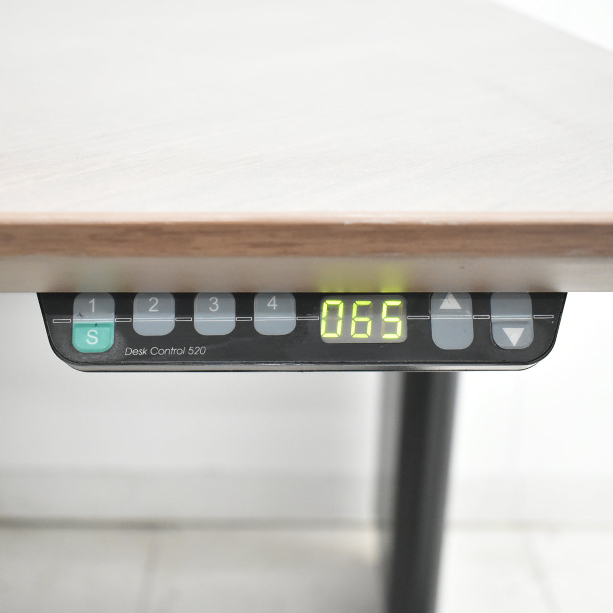 【中古】オカムラ　プロステージクレストUD　電動昇降L型デスク　コントロールスイッチインジゲーターメモリ機能　幅1570　2026020502【中古オフィス家具】