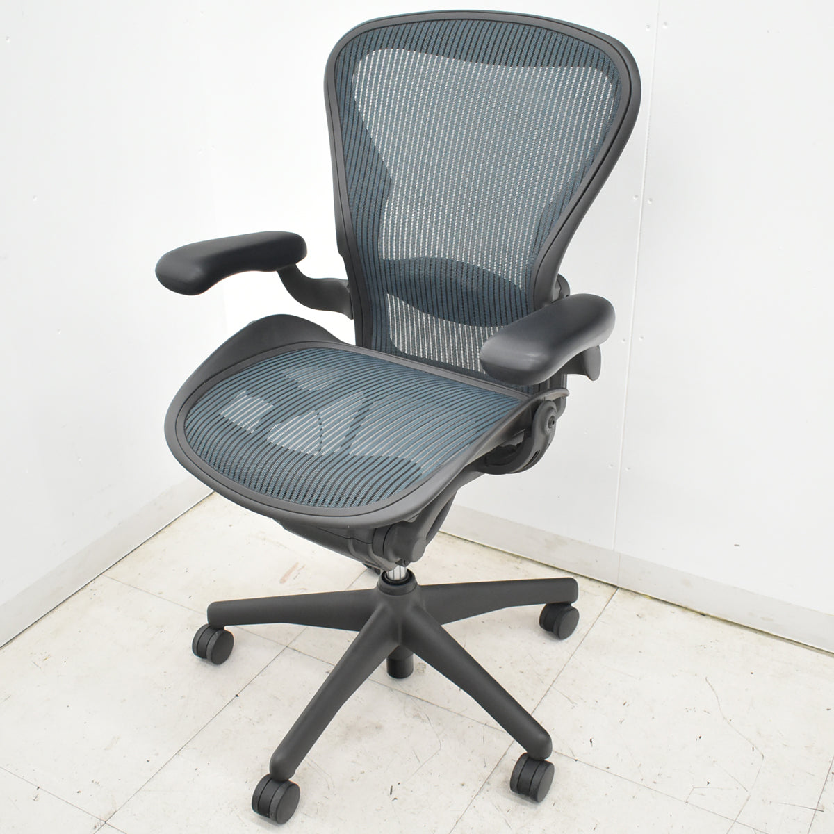 【中古】ハーマンミラー　アーロンチェア　昇降ガス新品交換済　スタンダード　Ｂサイズ　ランバーサポート　グリーン　2026020601【中古オフィス家具】