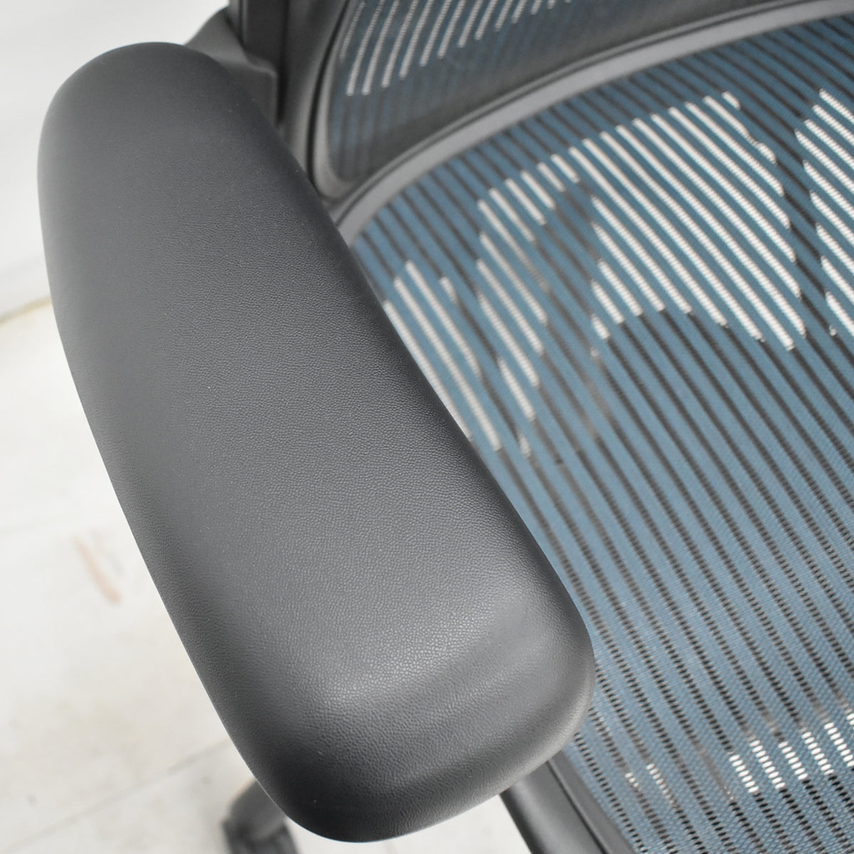 【中古】ハーマンミラー　アーロンチェア　昇降ガス新品交換済　スタンダード　Ｂサイズ　ランバーサポート　グリーン　2026020601【中古オフィス家具】