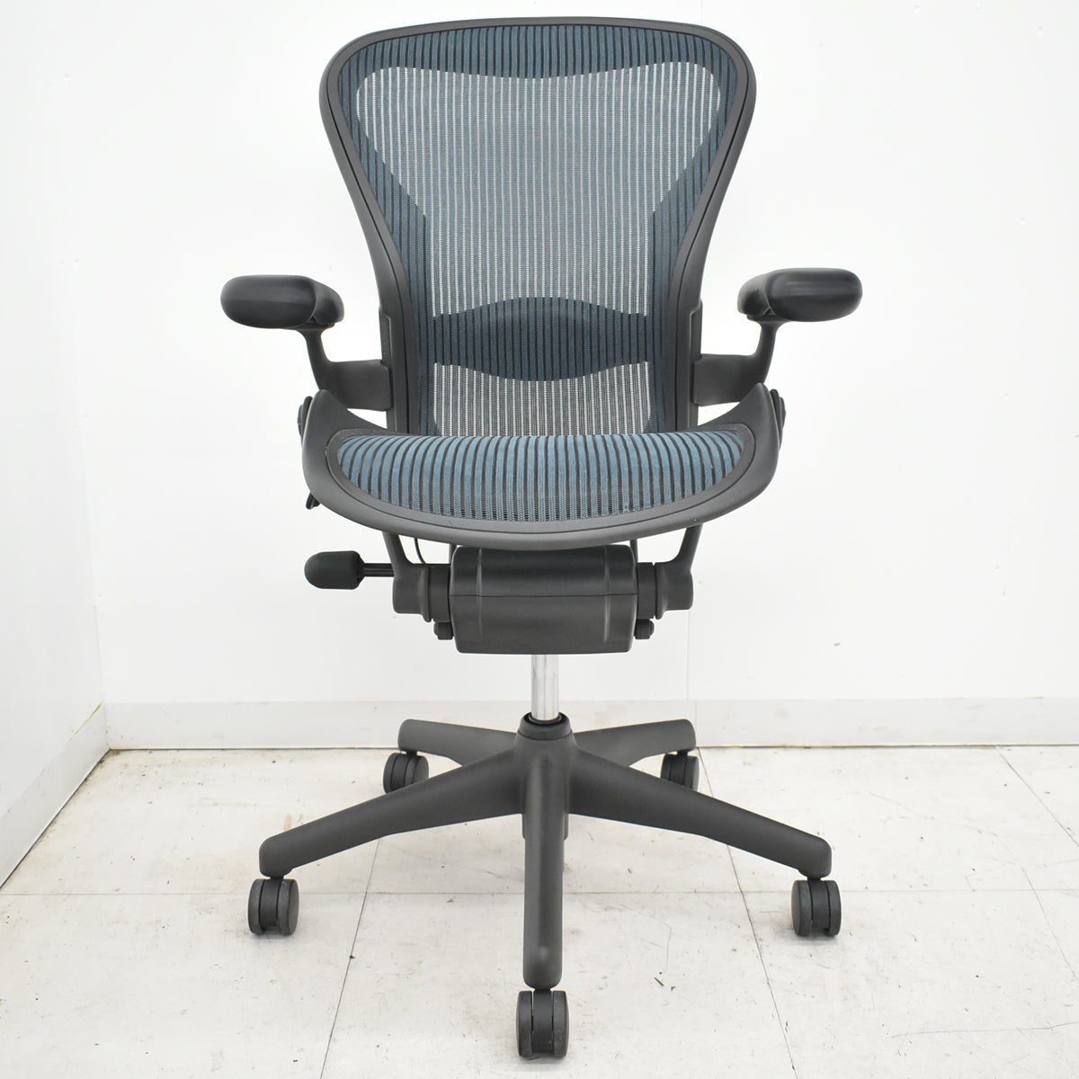 【中古】ハーマンミラー　アーロンチェア　昇降ガス新品交換済　スタンダード　Ｂサイズ　ランバーサポート　グリーン　2026020601【中古オフィス家具】