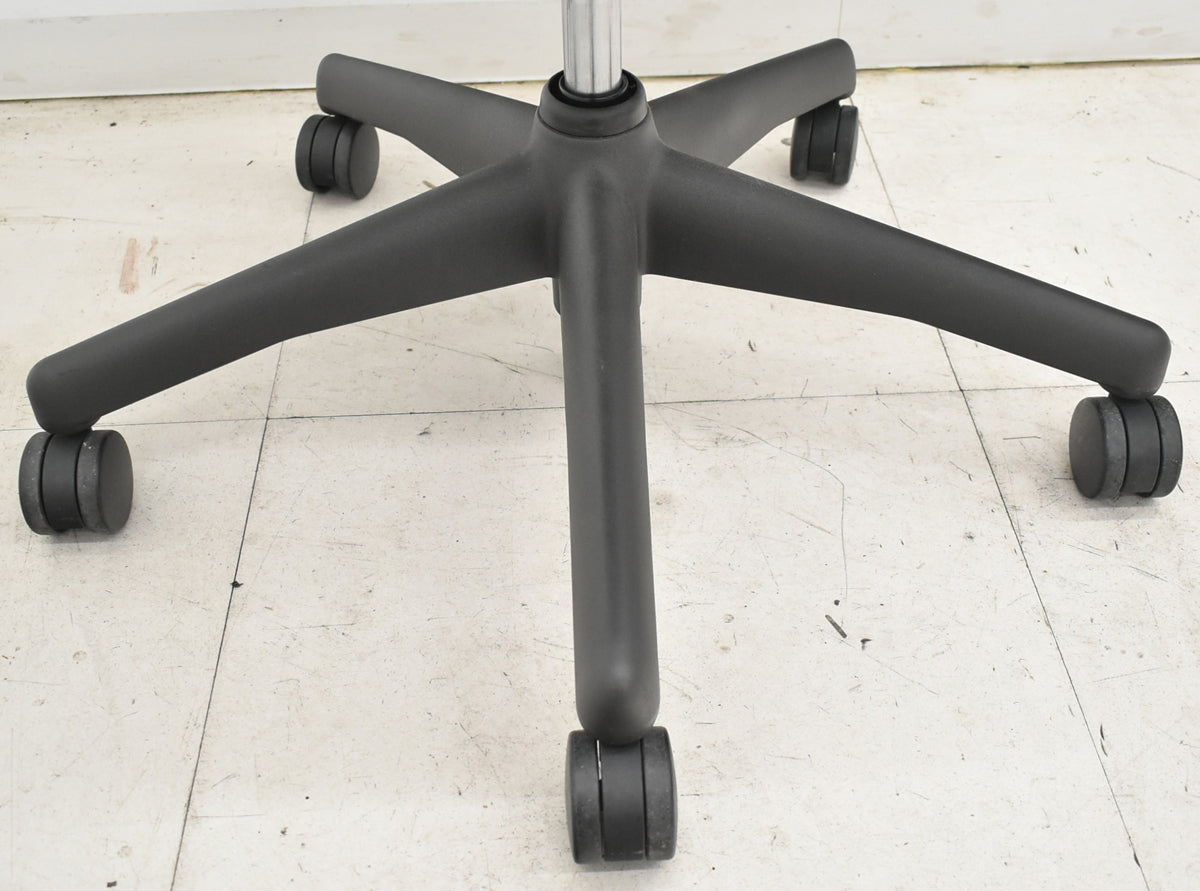 【中古】ハーマンミラー　アーロンチェア　昇降ガス新品交換済　スタンダード　Ｂサイズ　ランバーサポート　グリーン　2026020601【中古オフィス家具】