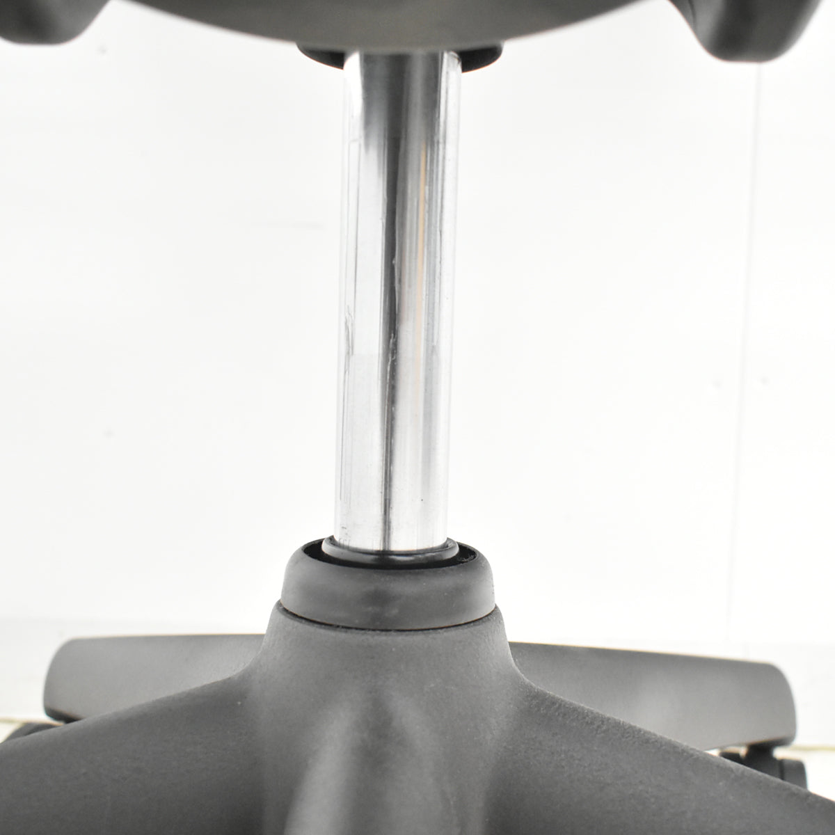 【中古】ハーマンミラー　アーロンチェア　昇降ガス新品交換済　スタンダード　Ｂサイズ　ランバーサポート　グリーン　2026020601【中古オフィス家具】