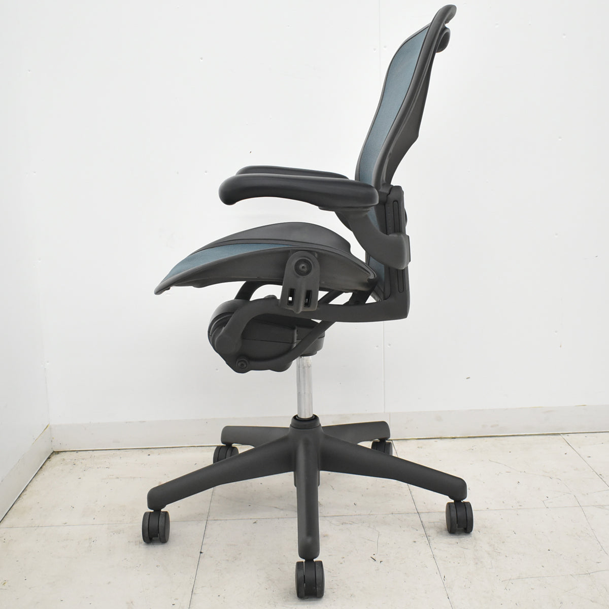 【中古】ハーマンミラー　アーロンチェア　昇降ガス新品交換済　スタンダード　Ｂサイズ　ランバーサポート　グリーン　2026020601【中古オフィス家具】