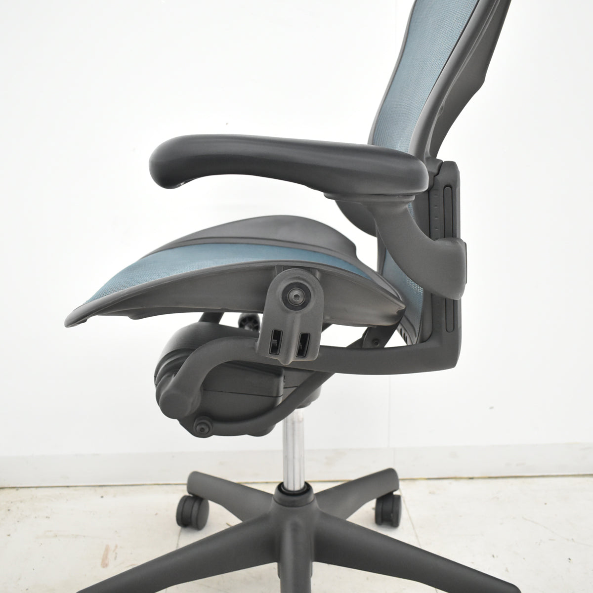 【中古】ハーマンミラー　アーロンチェア　昇降ガス新品交換済　スタンダード　Ｂサイズ　ランバーサポート　グリーン　2026020601【中古オフィス家具】