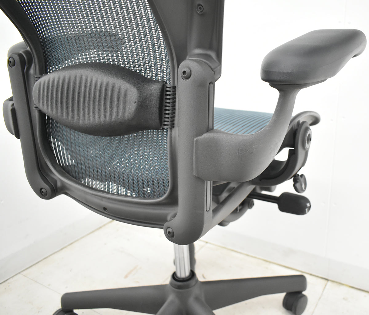 【中古】ハーマンミラー　アーロンチェア　昇降ガス新品交換済　スタンダード　Ｂサイズ　ランバーサポート　グリーン　2026020601【中古オフィス家具】