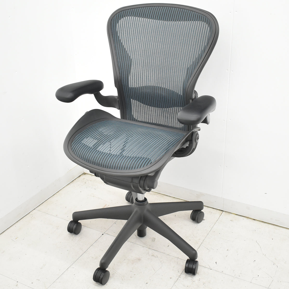 【中古】ハーマンミラー　アーロンチェア　昇降ガス新品交換済　スタンダード　Ｂサイズ　ランバーサポート　グリーン　2026020902【中古オフィス家具】