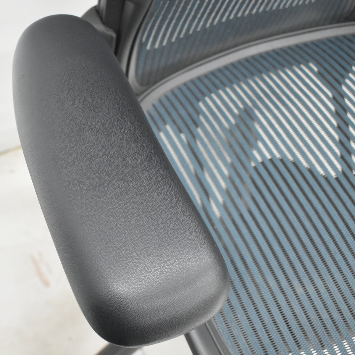 【中古】ハーマンミラー　アーロンチェア　昇降ガス新品交換済　スタンダード　Ｂサイズ　ランバーサポート　グリーン　2026020902【中古オフィス家具】