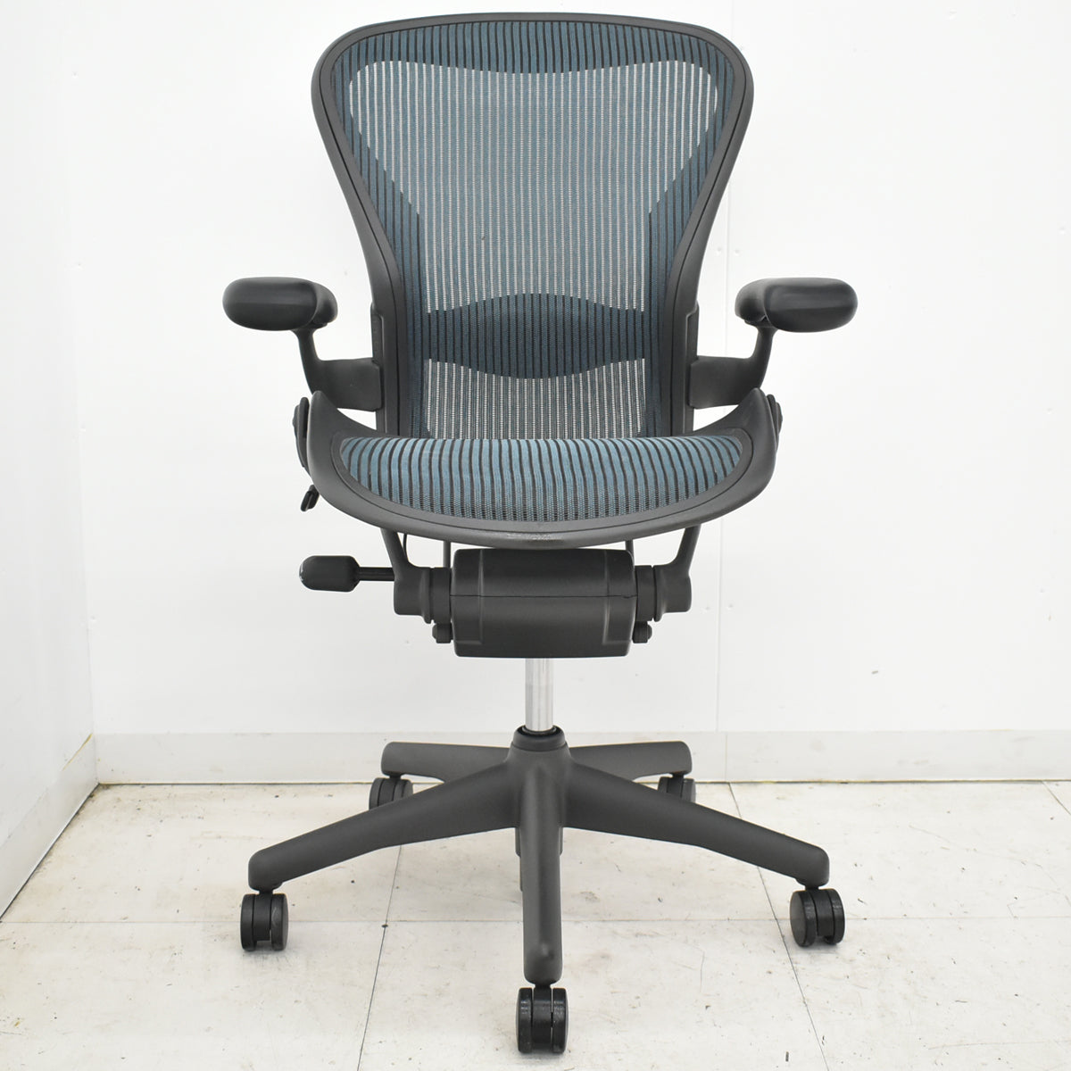 【中古】ハーマンミラー　アーロンチェア　昇降ガス新品交換済　スタンダード　Ｂサイズ　ランバーサポート　グリーン　2026020902【中古オフィス家具】