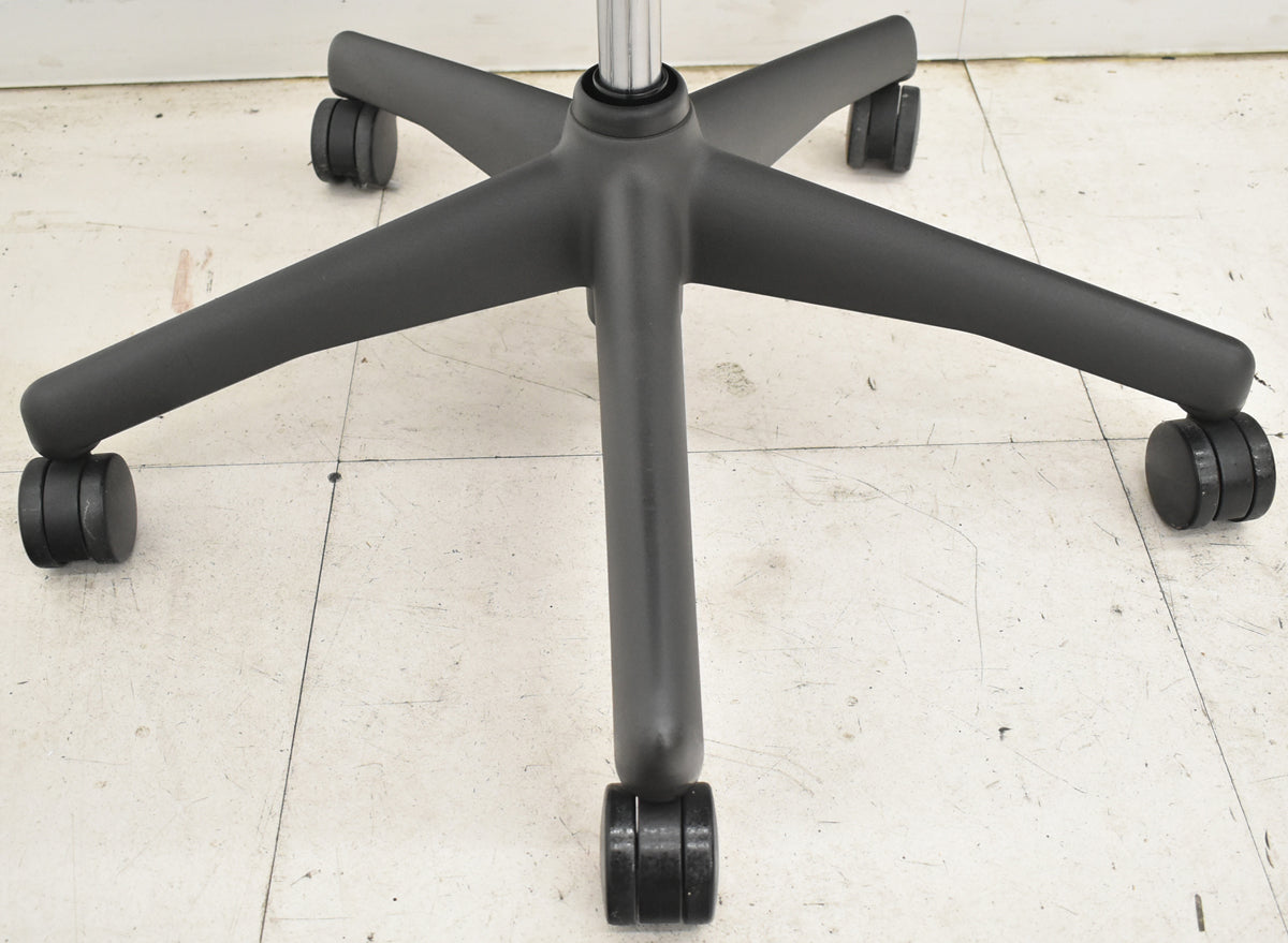 【中古】ハーマンミラー　アーロンチェア　昇降ガス新品交換済　スタンダード　Ｂサイズ　ランバーサポート　グリーン　2026020902【中古オフィス家具】