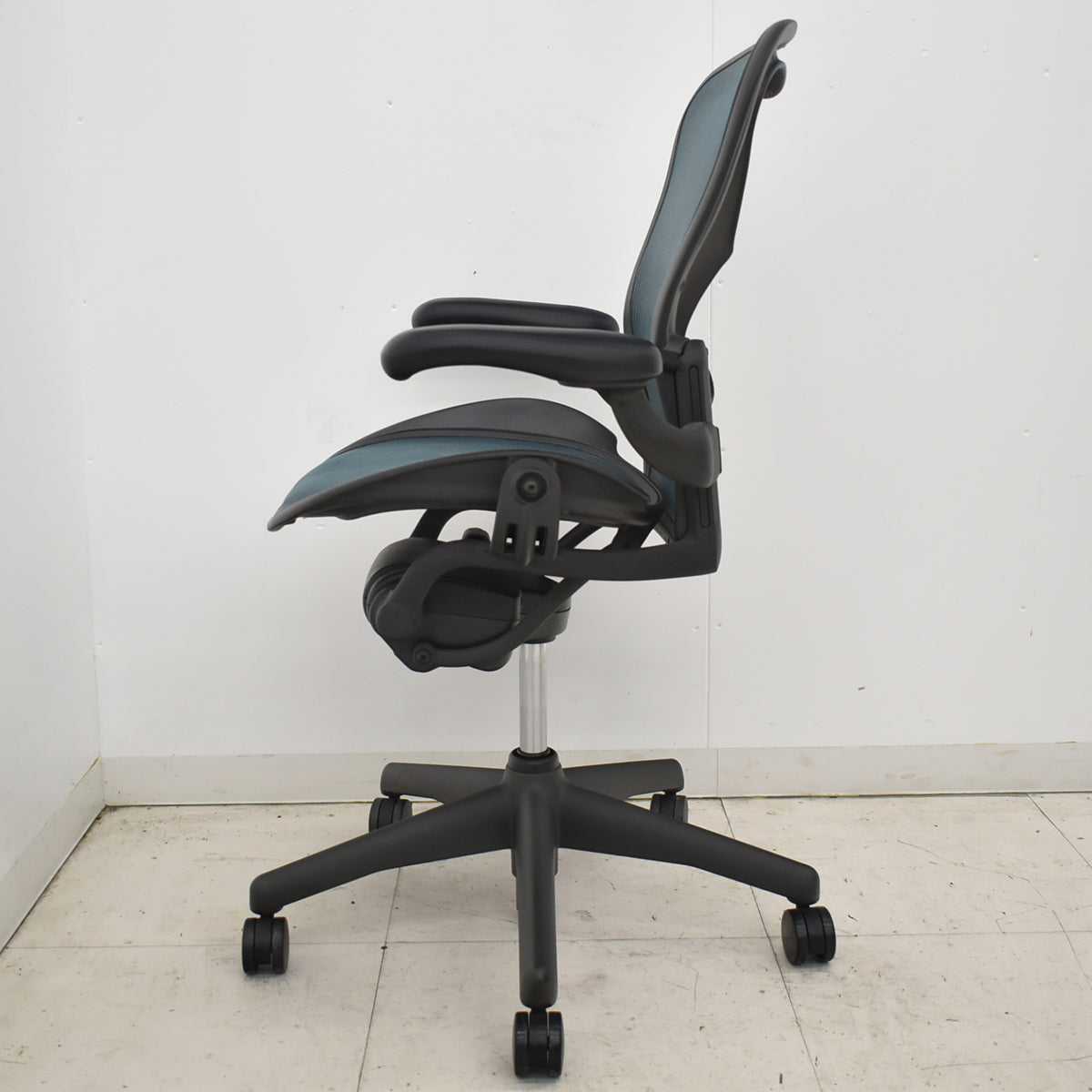 【中古】ハーマンミラー　アーロンチェア　昇降ガス新品交換済　スタンダード　Ｂサイズ　ランバーサポート　グリーン　2026020902【中古オフィス家具】