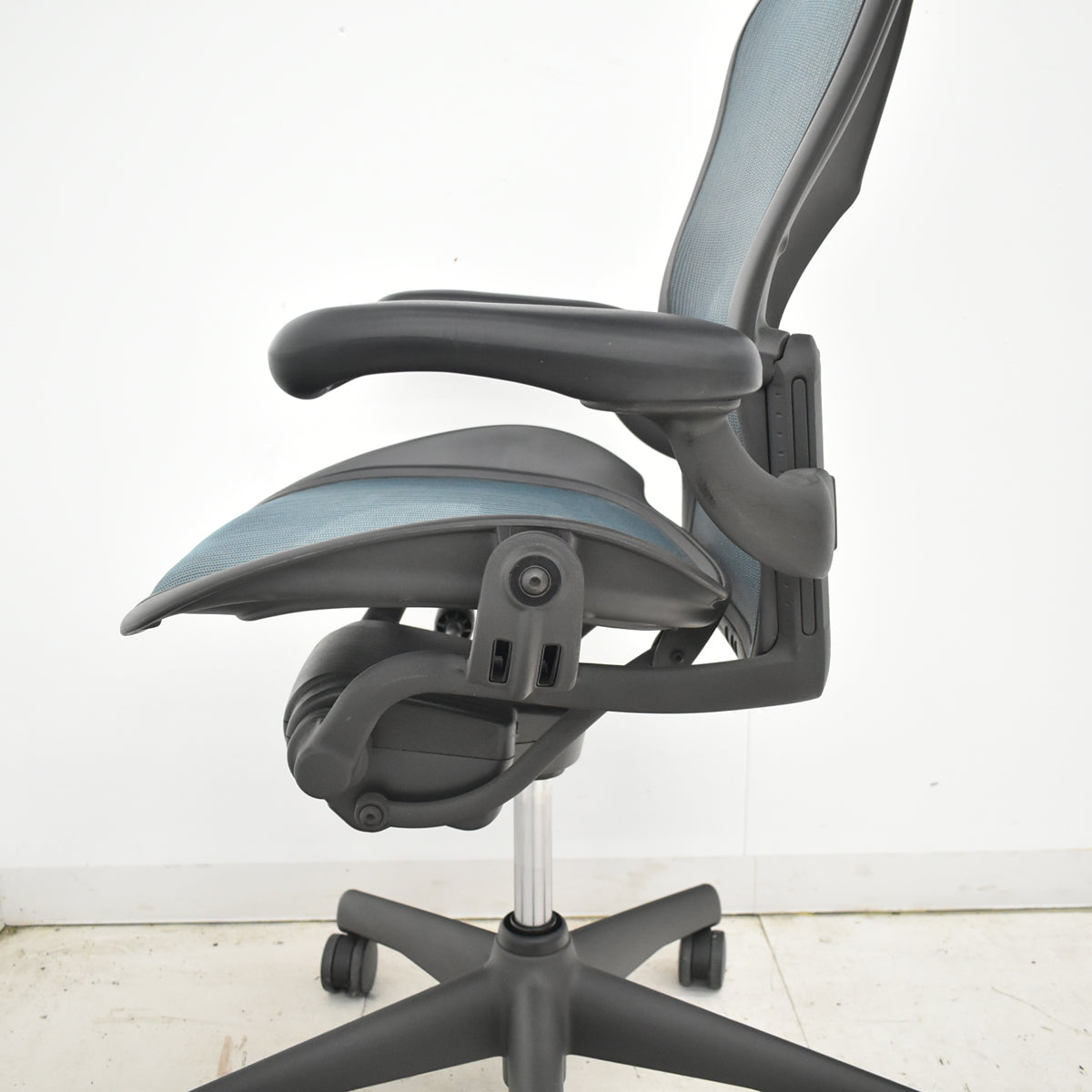 【中古】ハーマンミラー　アーロンチェア　昇降ガス新品交換済　スタンダード　Ｂサイズ　ランバーサポート　グリーン　2026020902【中古オフィス家具】