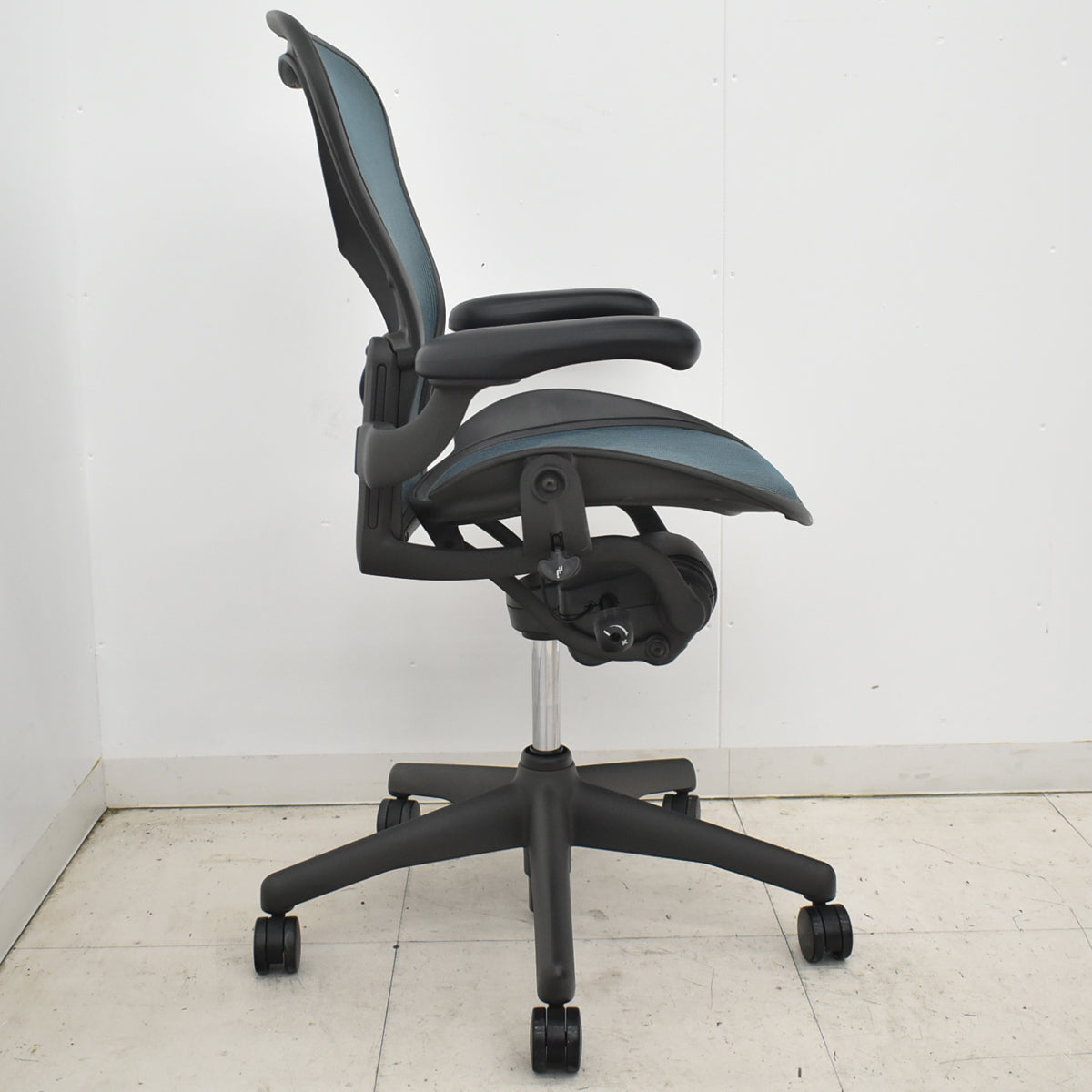 【中古】ハーマンミラー　アーロンチェア　昇降ガス新品交換済　スタンダード　Ｂサイズ　ランバーサポート　グリーン　2026020902【中古オフィス家具】