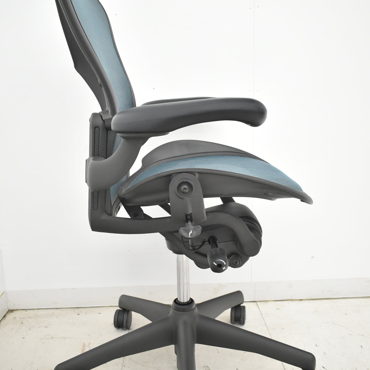 【中古】ハーマンミラー　アーロンチェア　昇降ガス新品交換済　スタンダード　Ｂサイズ　ランバーサポート　グリーン　2026020902【中古オフィス家具】