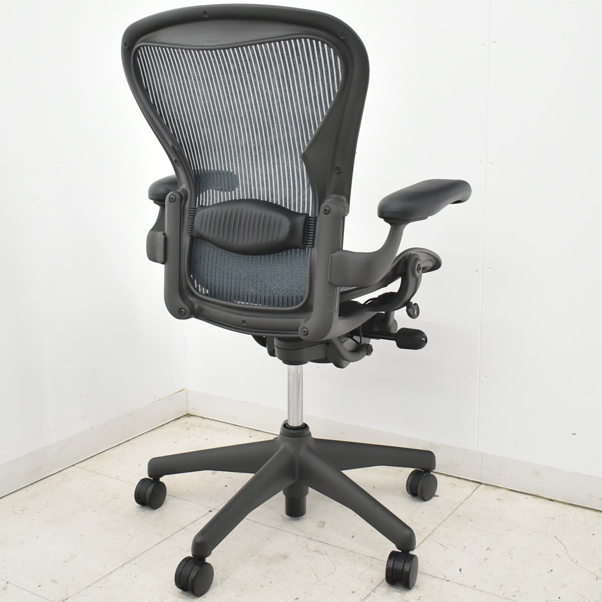 【中古】ハーマンミラー　アーロンチェア　昇降ガス新品交換済　スタンダード　Ｂサイズ　ランバーサポート　グリーン　2026020902【中古オフィス家具】