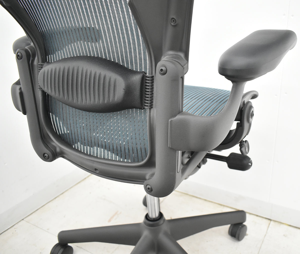 【中古】ハーマンミラー　アーロンチェア　昇降ガス新品交換済　スタンダード　Ｂサイズ　ランバーサポート　グリーン　2026020902【中古オフィス家具】
