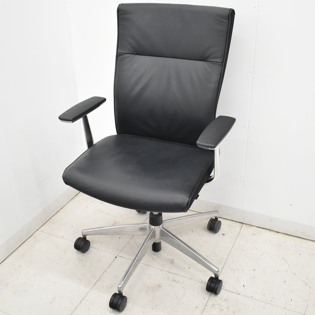 【中古】コクヨ　プント　ハイバック　固定肘（アルミ肘）革張り　エアランバーサポート　ブラック　2026020903【中古オフィス家具】