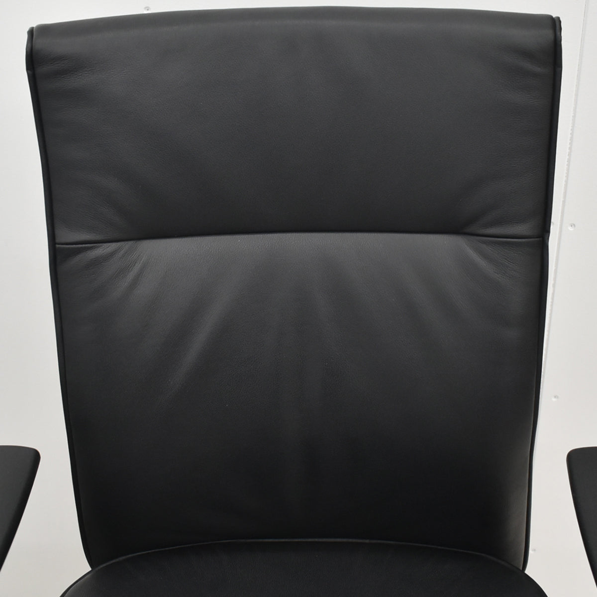 【中古】コクヨ　プント　ハイバック　固定肘（アルミ肘）革張り　エアランバーサポート　ブラック　2026020903【中古オフィス家具】