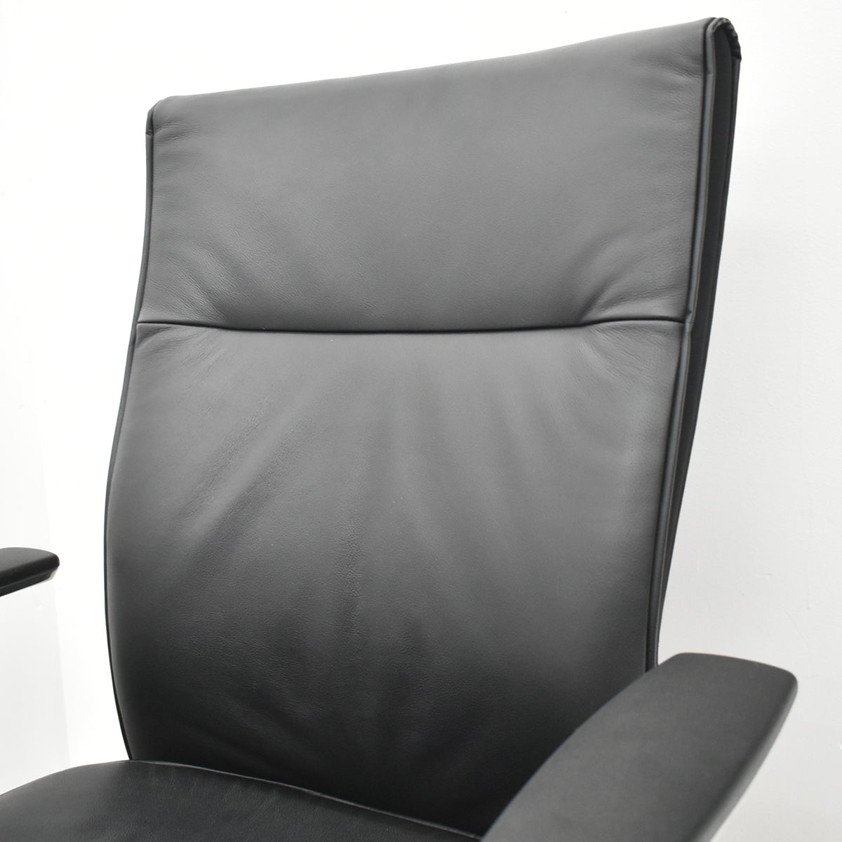 【中古】コクヨ　プント　ハイバック　固定肘（アルミ肘）革張り　エアランバーサポート　ブラック　2026020903【中古オフィス家具】