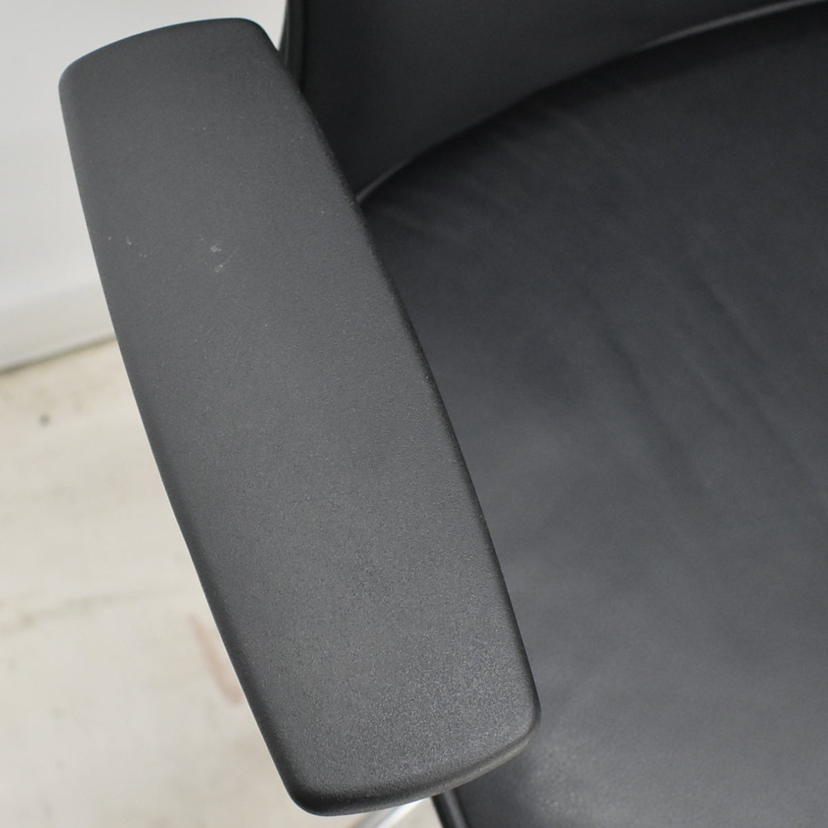 【中古】コクヨ　プント　ハイバック　固定肘（アルミ肘）革張り　エアランバーサポート　ブラック　2026020903【中古オフィス家具】