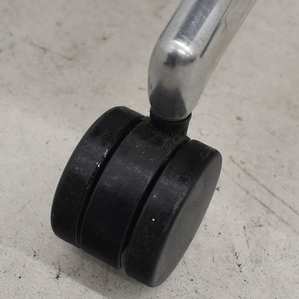 【中古】コクヨ　プント　ハイバック　固定肘（アルミ肘）革張り　エアランバーサポート　ブラック　2026020903【中古オフィス家具】