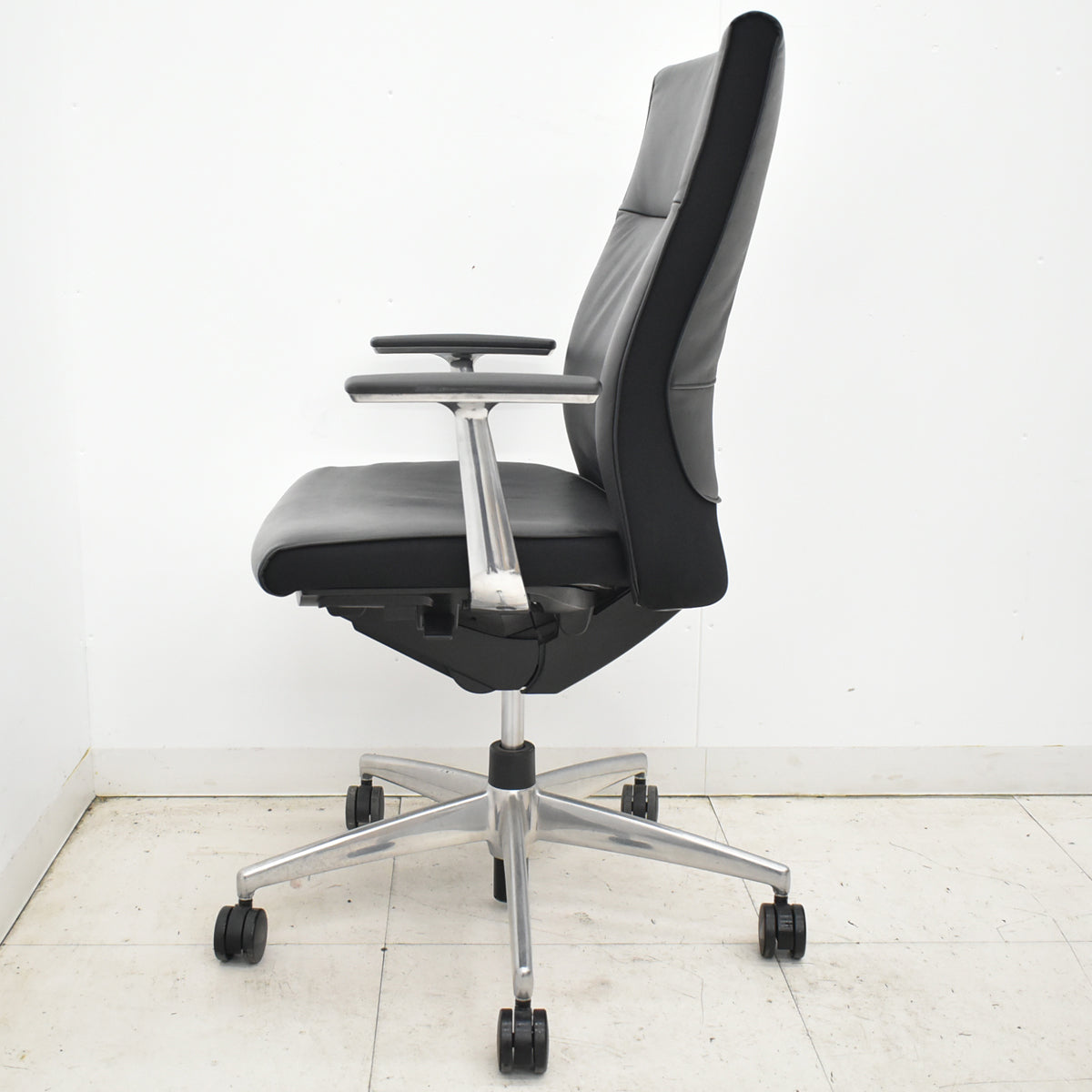 【中古】コクヨ　プント　ハイバック　固定肘（アルミ肘）革張り　エアランバーサポート　ブラック　2026020903【中古オフィス家具】