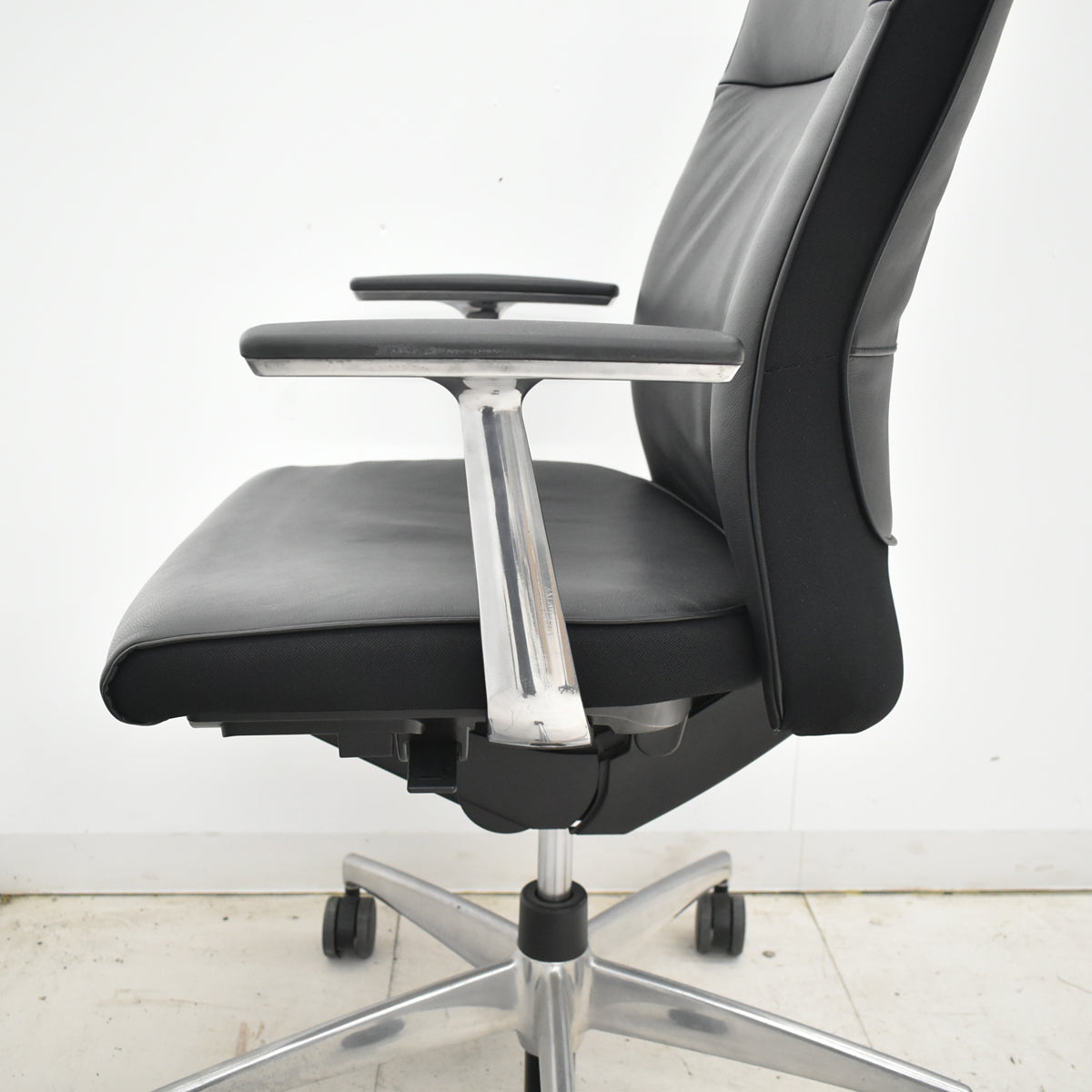 【中古】コクヨ　プント　ハイバック　固定肘（アルミ肘）革張り　エアランバーサポート　ブラック　2026020903【中古オフィス家具】