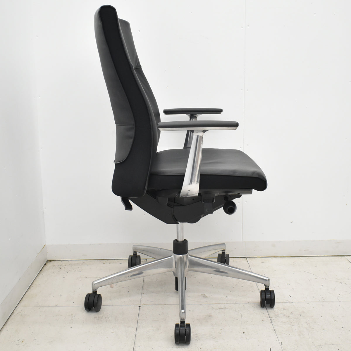 【中古】コクヨ　プント　ハイバック　固定肘（アルミ肘）革張り　エアランバーサポート　ブラック　2026020903【中古オフィス家具】