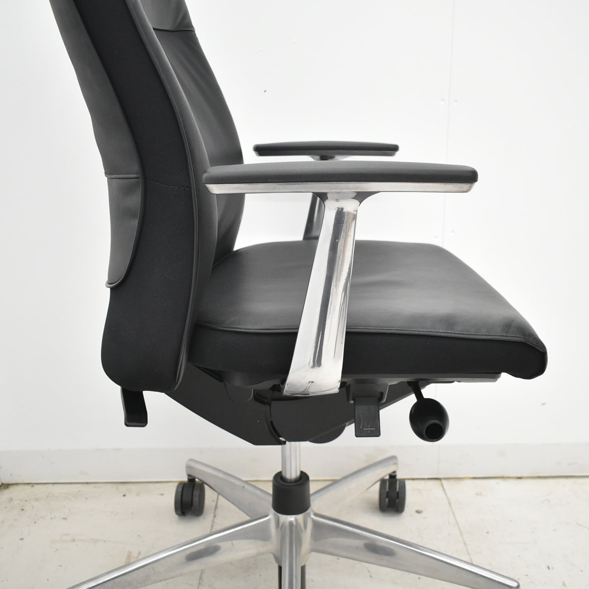 【中古】コクヨ　プント　ハイバック　固定肘（アルミ肘）革張り　エアランバーサポート　ブラック　2026020903【中古オフィス家具】