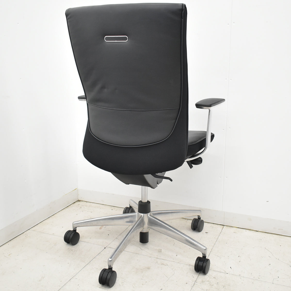 【中古】コクヨ　プント　ハイバック　固定肘（アルミ肘）革張り　エアランバーサポート　ブラック　2026020903【中古オフィス家具】