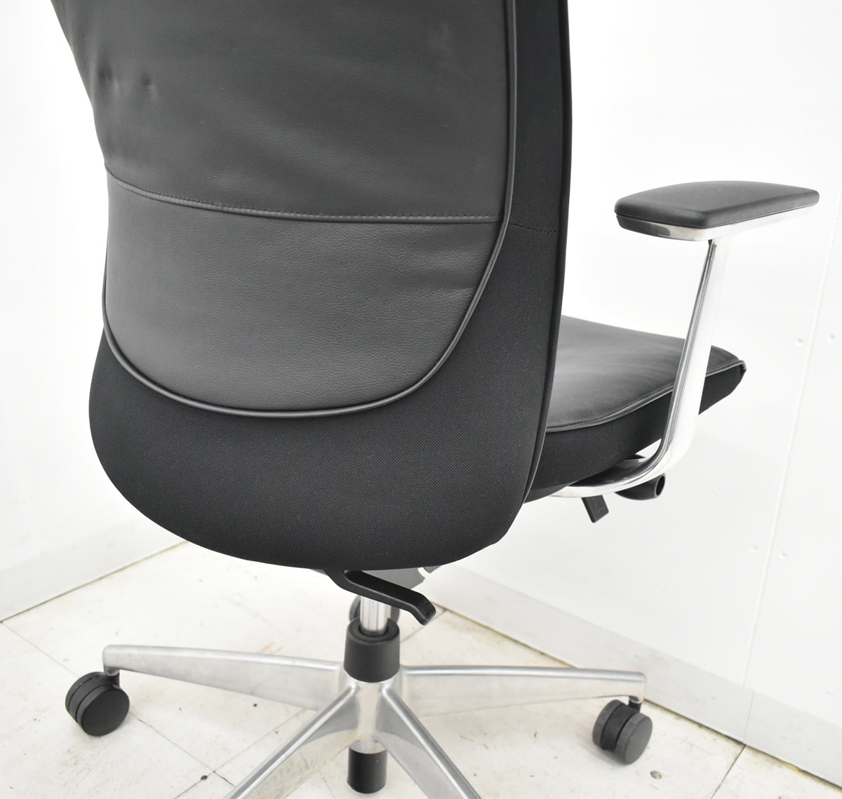 【中古】コクヨ　プント　ハイバック　固定肘（アルミ肘）革張り　エアランバーサポート　ブラック　2026020903【中古オフィス家具】