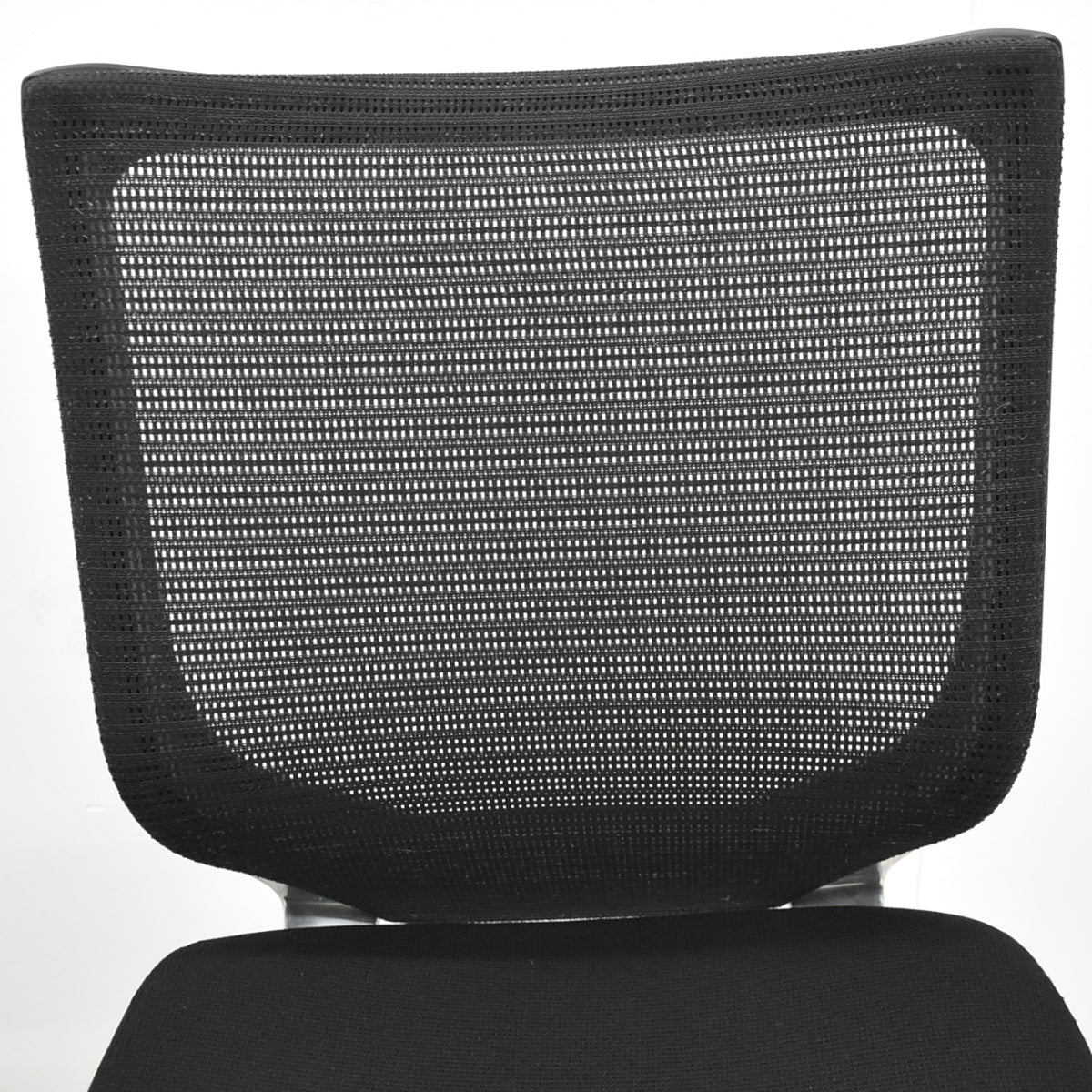 【中古】オカムラ　バロン　ローバック　ポリッシュ脚　肘なし　ブラック　2026020904【中古オフィス家具】