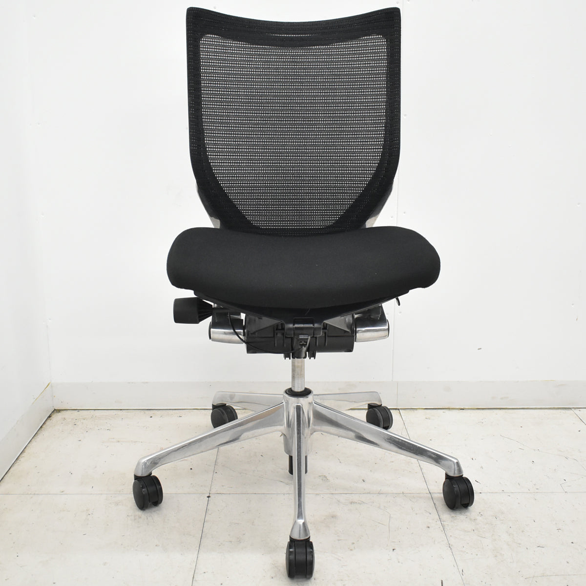 【中古】オカムラ　バロン　ローバック　ポリッシュ脚　肘なし　ブラック　2026020904【中古オフィス家具】