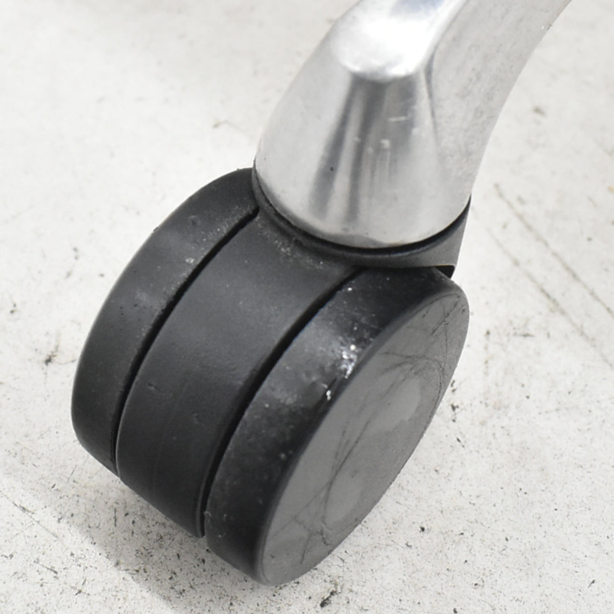 【中古】オカムラ　バロン　ローバック　ポリッシュ脚　肘なし　ブラック　2026020904【中古オフィス家具】