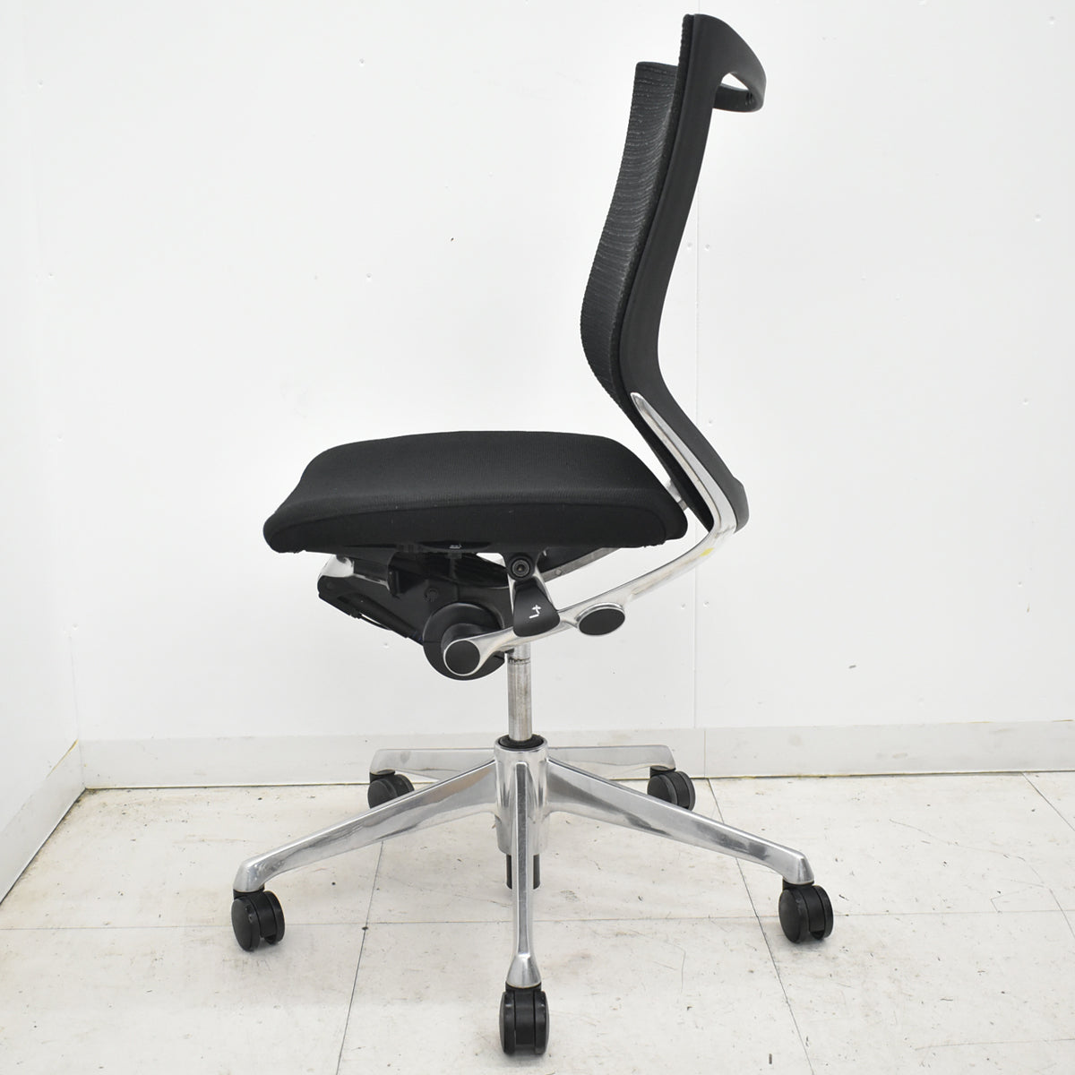 【中古】オカムラ　バロン　ローバック　ポリッシュ脚　肘なし　ブラック　2026020904【中古オフィス家具】