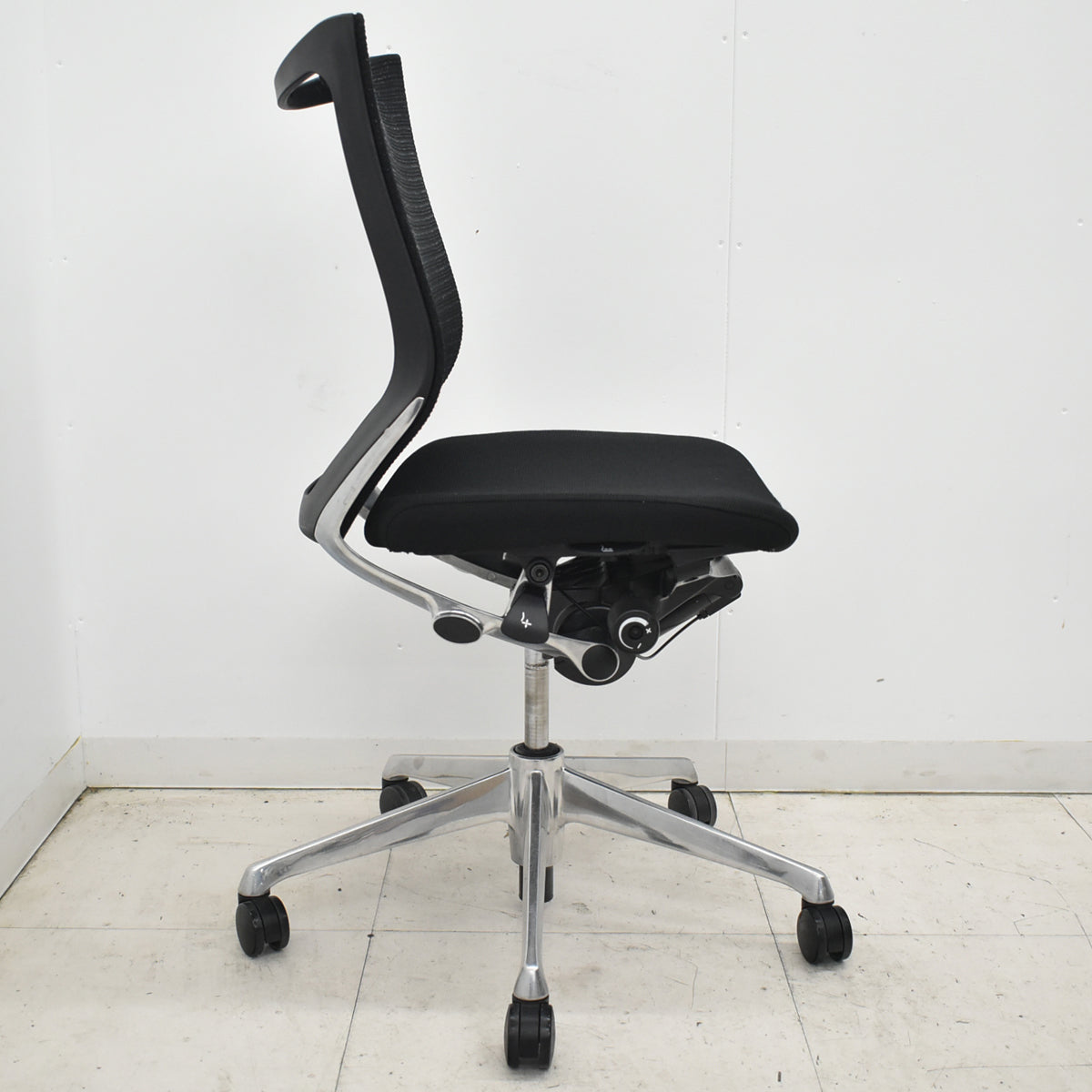 【中古】オカムラ　バロン　ローバック　ポリッシュ脚　肘なし　ブラック　2026020904【中古オフィス家具】