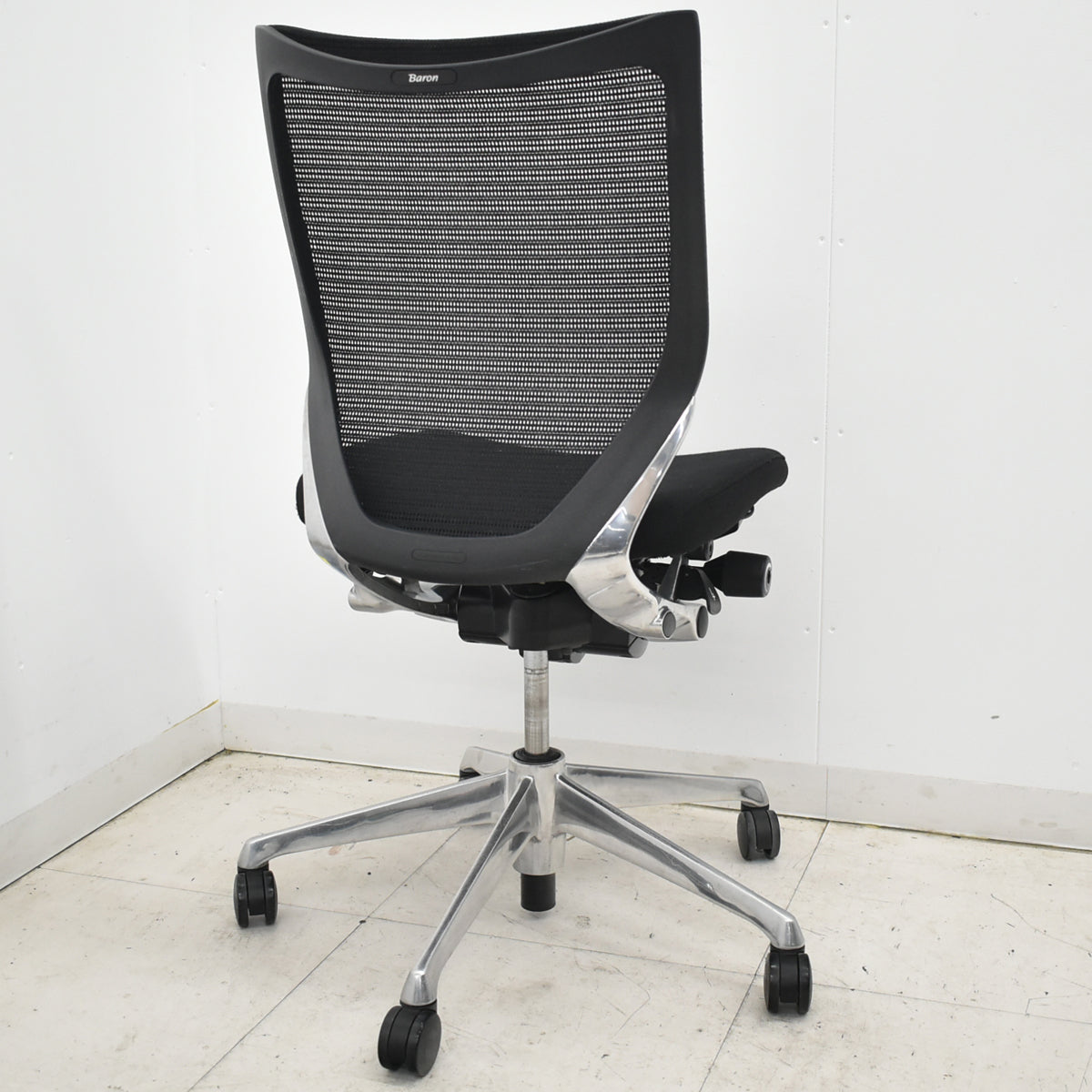 【中古】オカムラ　バロン　ローバック　ポリッシュ脚　肘なし　ブラック　2026020904【中古オフィス家具】