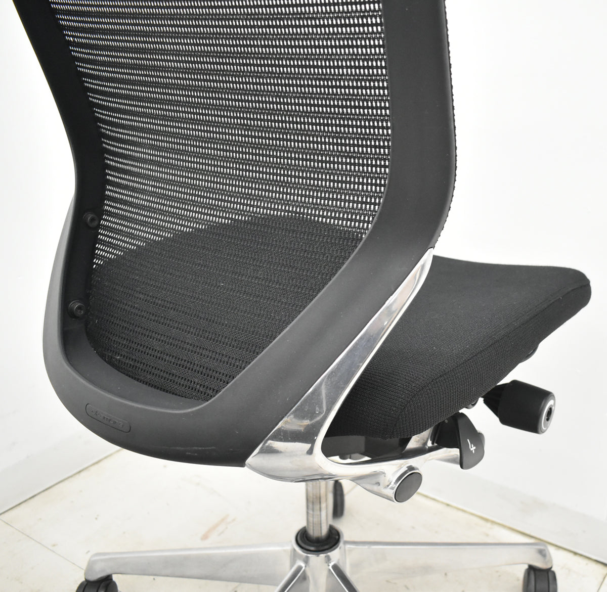 【中古】オカムラ　バロン　ローバック　ポリッシュ脚　肘なし　ブラック　2026020904【中古オフィス家具】