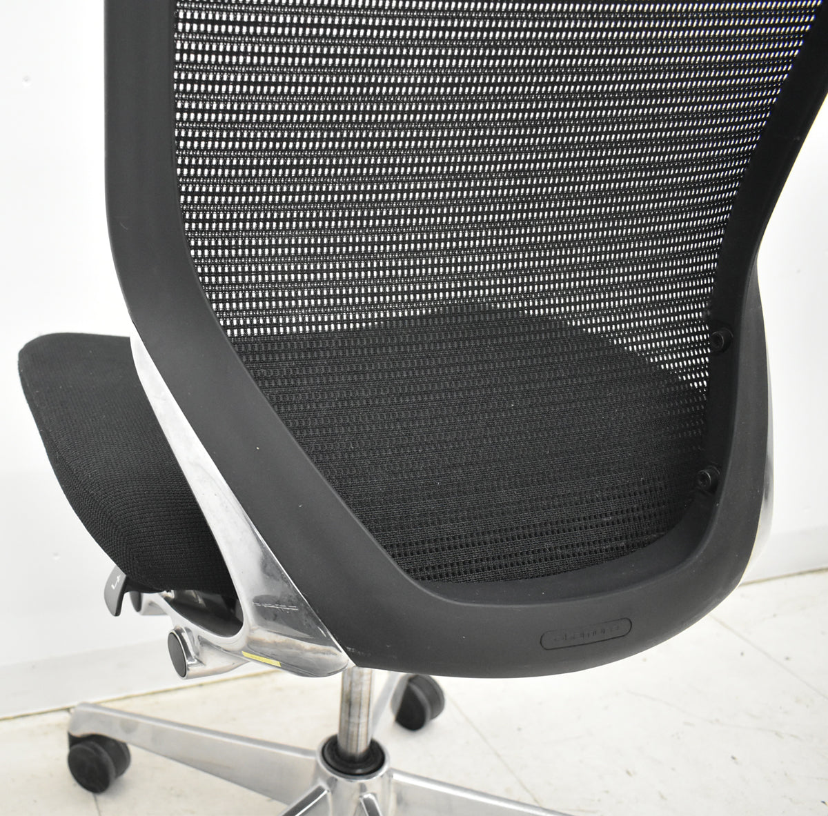 【中古】オカムラ　バロン　ローバック　ポリッシュ脚　肘なし　ブラック　2026020904【中古オフィス家具】