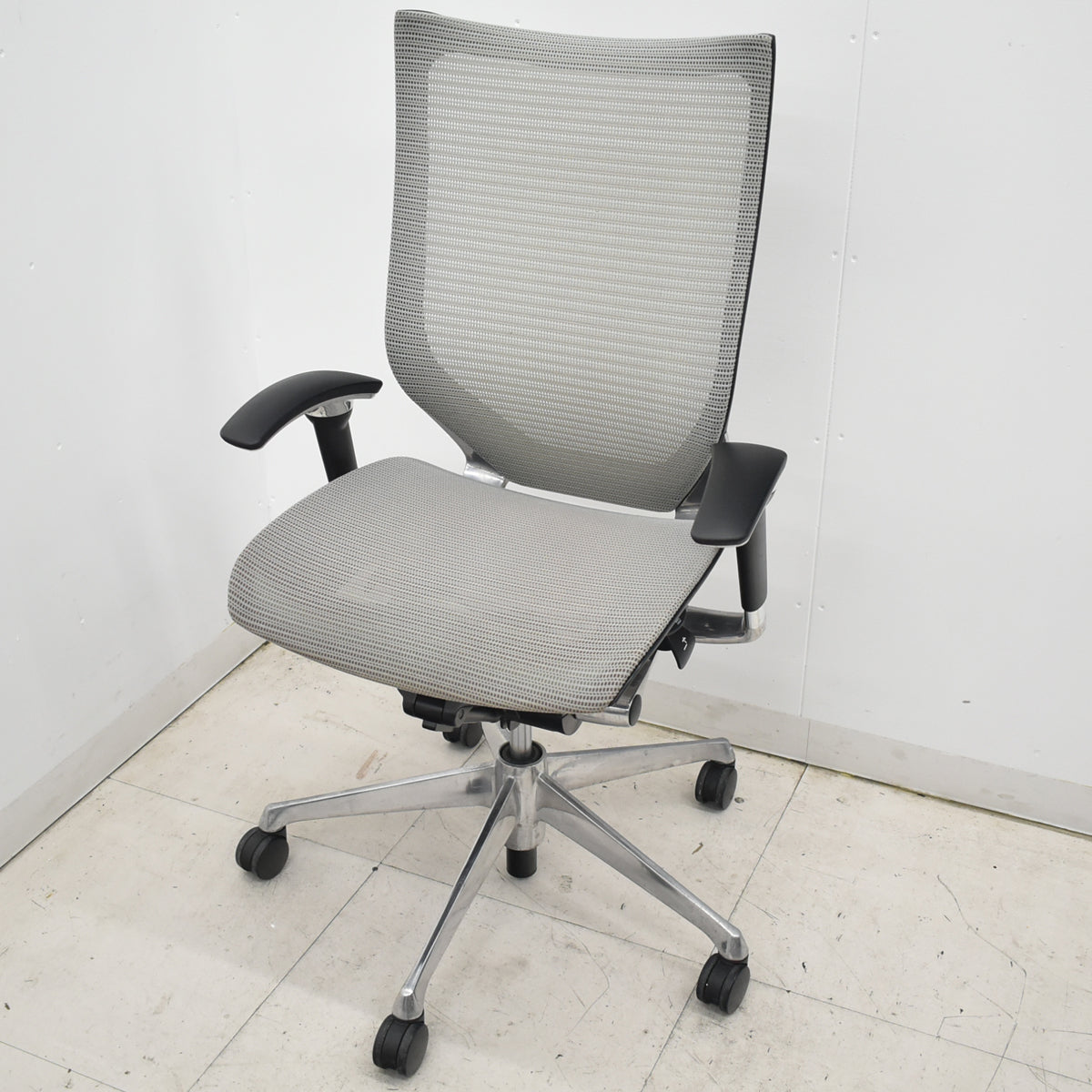 【中古】オカムラ　バロン　ハイバック　可動肘　ポリッシュ　グレー　肘パッド新品　2026020905【中古オフィス家具】