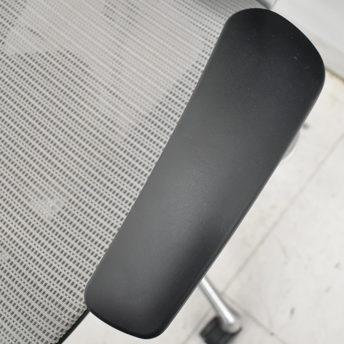 【中古】オカムラ　バロン　ハイバック　可動肘　ポリッシュ　グレー　肘パッド新品　2026020905【中古オフィス家具】