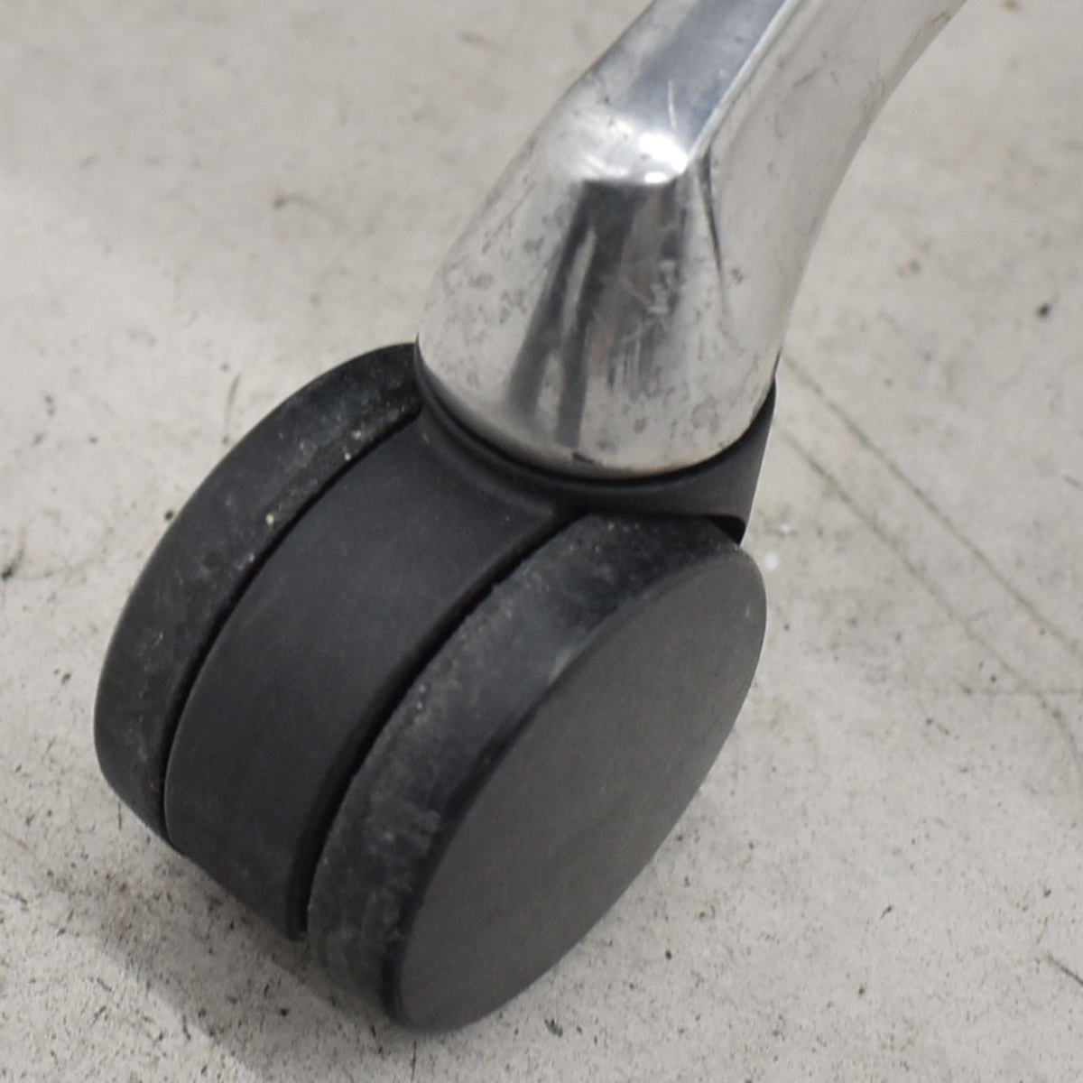 【中古】オカムラ　バロン　ハイバック　可動肘　ポリッシュ　グレー　肘パッド新品　2026020905【中古オフィス家具】