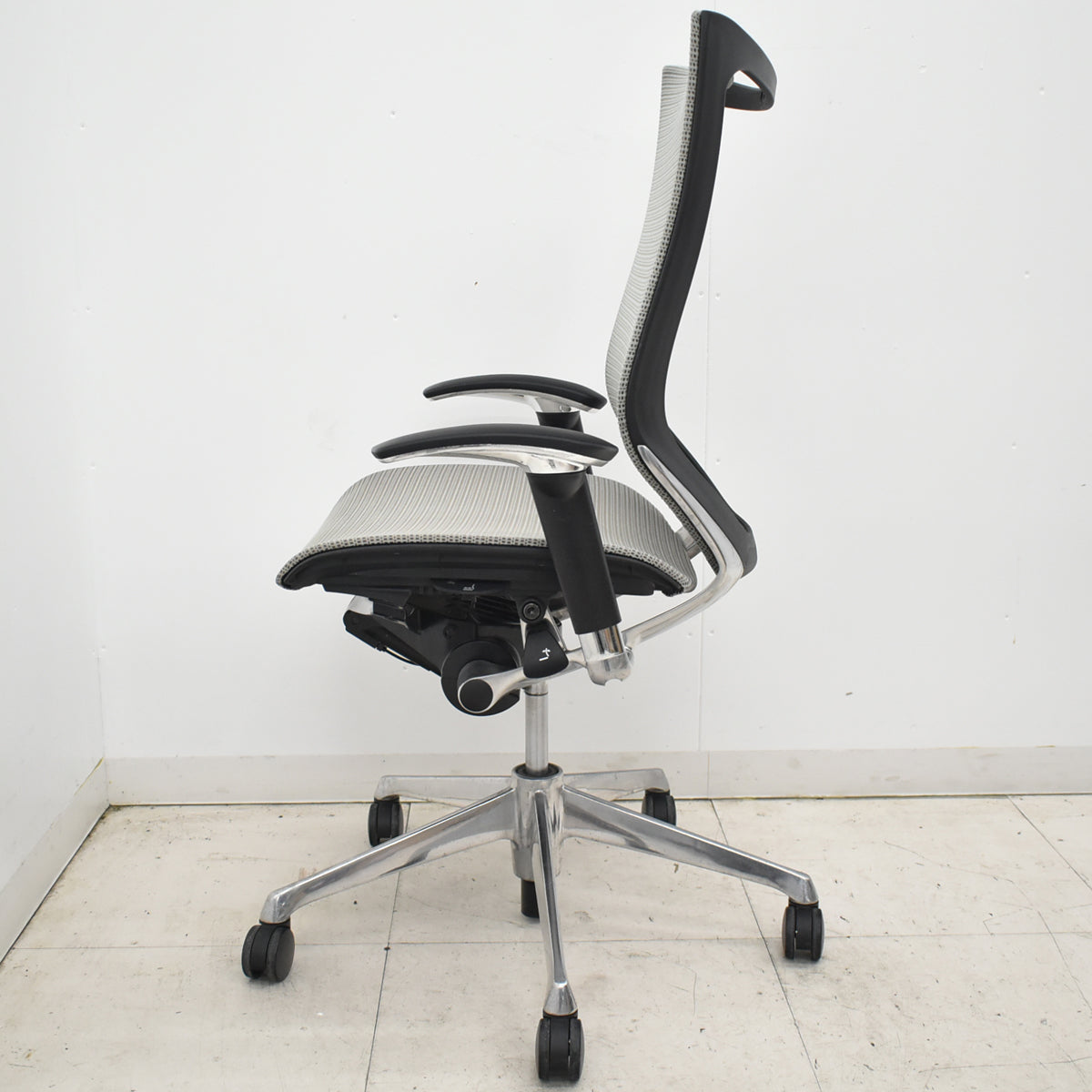 【中古】オカムラ　バロン　ハイバック　可動肘　ポリッシュ　グレー　肘パッド新品　2026020905【中古オフィス家具】
