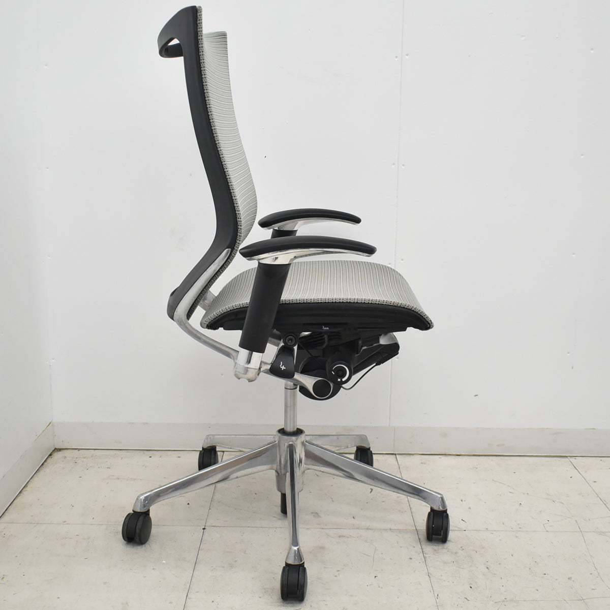 【中古】オカムラ　バロン　ハイバック　可動肘　ポリッシュ　グレー　肘パッド新品　2026020905【中古オフィス家具】