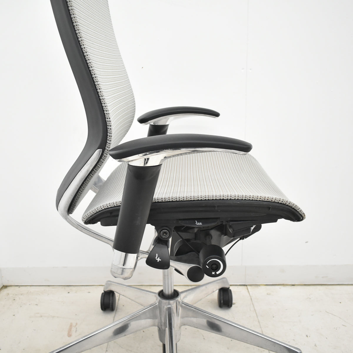 【中古】オカムラ　バロン　ハイバック　可動肘　ポリッシュ　グレー　肘パッド新品　2026020905【中古オフィス家具】