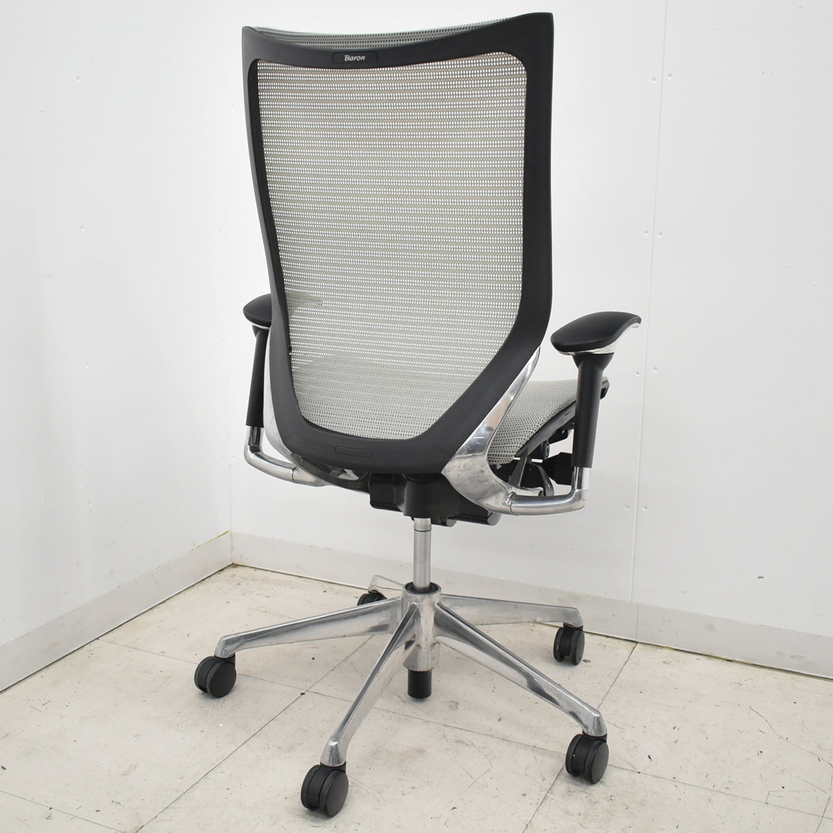 【中古】オカムラ　バロン　ハイバック　可動肘　ポリッシュ　グレー　肘パッド新品　2026020905【中古オフィス家具】