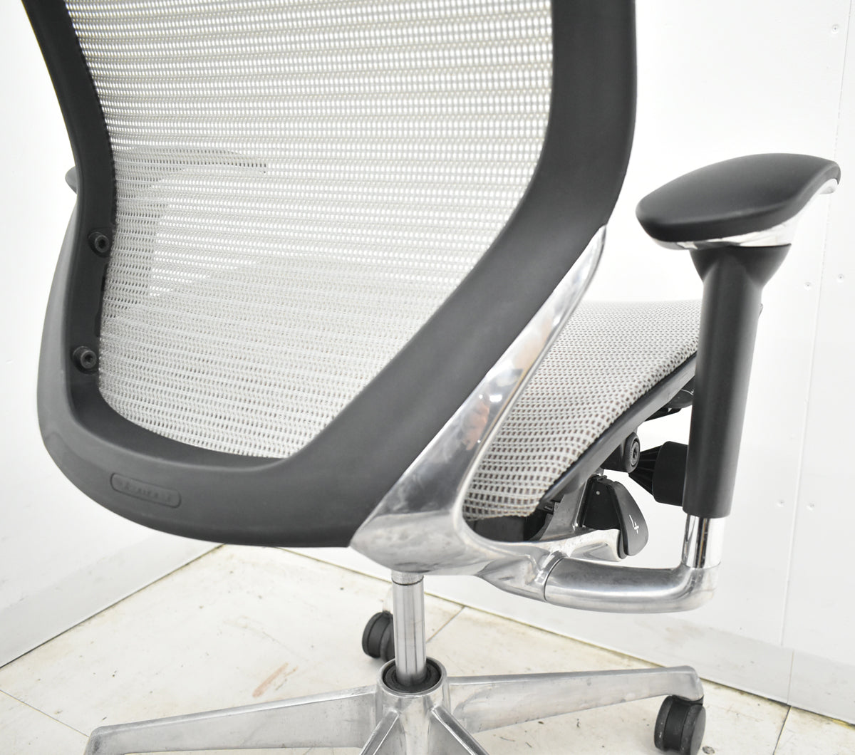 【中古】オカムラ　バロン　ハイバック　可動肘　ポリッシュ　グレー　肘パッド新品　2026020905【中古オフィス家具】