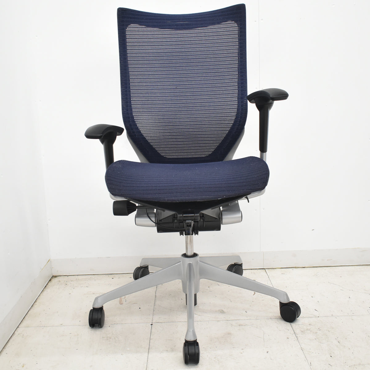 【中古】オカムラ　バロン　ハイバック　可動肘　シルバー脚　ダークブルー　2026021001【中古オフィス家具】
