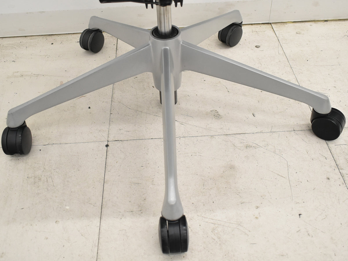 【中古】オカムラ　バロン　ハイバック　可動肘　シルバー脚　ダークブルー　2026021001【中古オフィス家具】